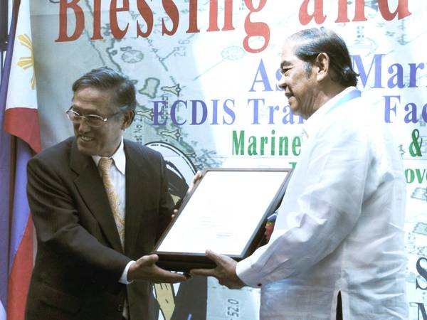 ClassNK Executive Vice President Koichi Fujiwara (left) presenting a certificate to PJMTM President Eduardo U. Manese.