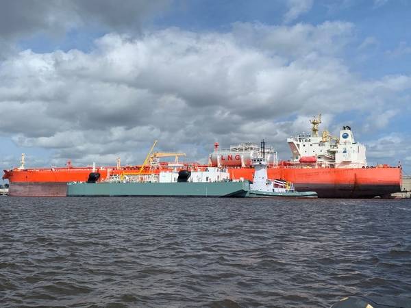 The Clean Canaveral providing cool-down services and bunkering LNG to the Eagle Brasilia (Photo: Polaris New Energy)