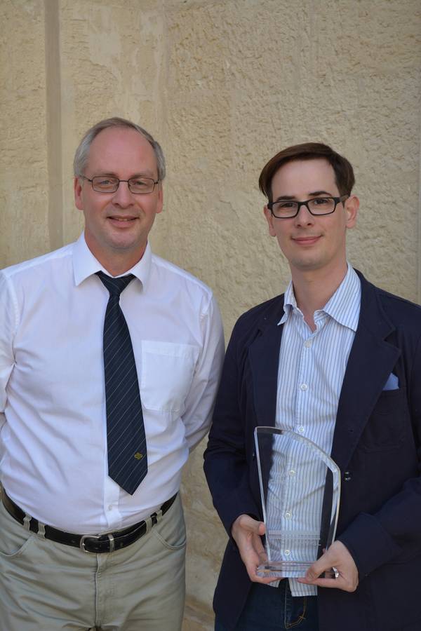 COMPIT organizer Volker Bertram from DNV GL (left) presented Henrique M. Gaspar (right) with the DNV GL COMPIT Award 2016. (Photo: DNV GL)