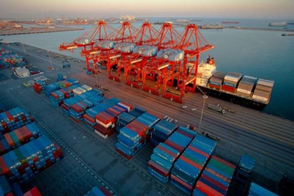 Conainer Ship in POLB: Photo credit Port of Long Beach
