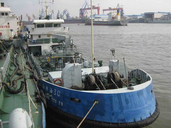 Bulk delivery of ExxonMobil’s Mobilgard 570 cylinder oil in the Port of Shanghai is now available by Hai Gong You 30, the first double-hulled marine lubricants-delivery barge to operate in Shanghai.