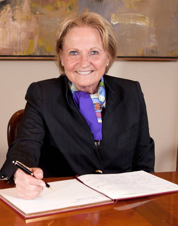 Dr. h.c. Dipl.-Kfm. Isolde Liebherr signing the guest book of the University of Cork.