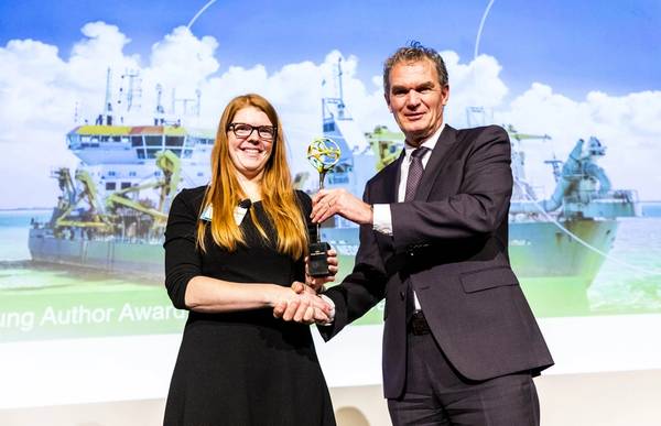 At the 2019 CEDA Dredging Days, IADC’s Secretary General René Kolman (right) bestows the 2nd Young Author Award 2019 to Ms Liesbeth De Keukelaere (left) for her contribution to the paper “Mapping water quality with drones – test case in Texel”. Photo: IADC