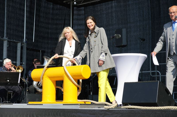 Meit Fohlin, Mayor of Gotland and Barbara Scheel Agersnap, CEO Copenhagen Malmö Port during ceremony. (Photographer: Region Gotland)