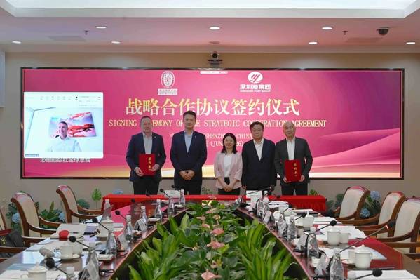 (From left) Alex Gregg-Smith, President of Bureau Veritas Marine & Offshore (appearing on screen); Maciej Lepicki, Vice President, BV Marine & Offshore Greater China; Dr. Jeffrey Guo, Senior Vice President, BV Marine & Offshore Asia Pacific; Hu Zhaoyang, Secretary of the Party Committee and Chairman of the Board at Shenzhen Port Group; Shen Huaxin, Deputy Secretary of the Party Committee and President at Shenzhen Port Group; and Peng Hongbo, Member of the Party Committee and Vice President at Sh