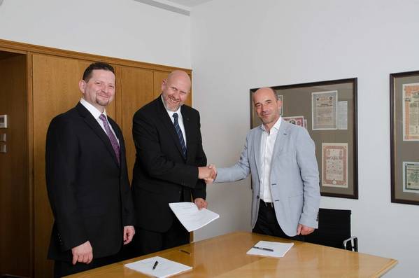 Handshake - Rolf A. Sonderegger, CEO Kistler Group, Dr. Volker Schatz, Managing Director Schatz AG and Martin Schatz, Managing Director Schatz USA Inc. (Photo: Kistler)