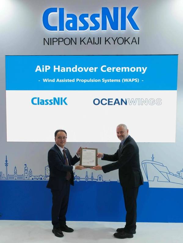 Hayato Suga, President & CEO of
ClassNK (left) and Emmanuel Schalit,
CEO of OceanWings. © OceanWings