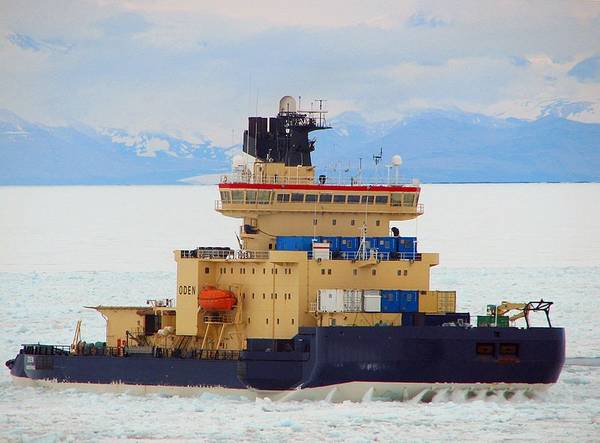 Icebreaker Oden: Photo credit USN