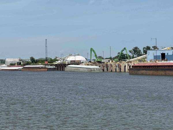 A view of one of Ingram’s terminals on the Illinois bank of the Mississippi River in Madison County, Ill., during the afternoon tour on one of Ingram’s vessels. © St. Louis Regional Freightway
