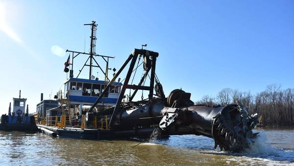 The Inland Dredging Company’s cutterhead dredge Integrity, along with one of its small tugboats, works to dredge the Memphis Harbor/McKellar Lake, which was the last of 10 harbors dredged in the Memphis District during 2019. (Photo: USACE/Jessica Haas)