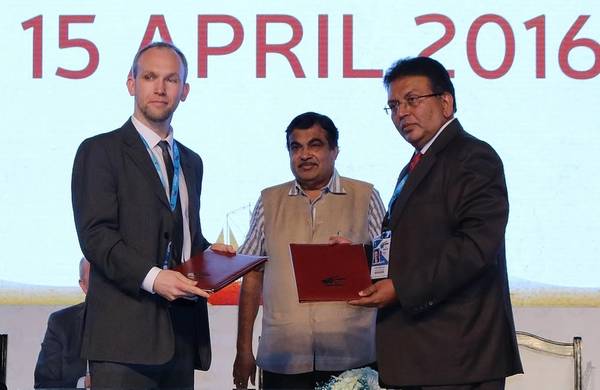 The Institute’s Sean Walsh and IMU Vice Chancellor K Ashok Vardhan Shetty signed the MoU in the presence of India's Minister of Road Transport and Shipping Nitin Gadkari. (Photo: ICS)