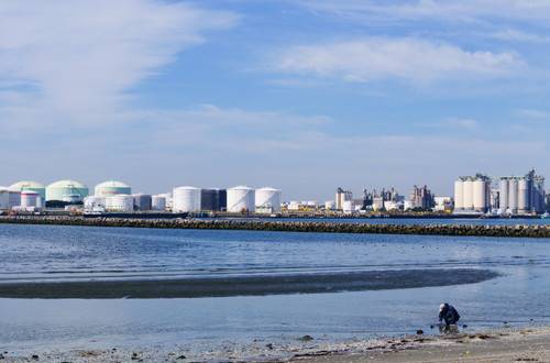Japanese oil refiner Cosmo Oil is to build new storage capacity for IMO-compliant low-sulfur fuel at its Chiba facility. (Photo © Adobe Stock / show999)

