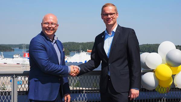 Johan Wallén, Chief Commercial Officer at Ports of Stockholm, and Benjamin Weinacht, Managing Director Hydrogen Ports at CMB.TECH. (Photo: Ports of Stockholm)