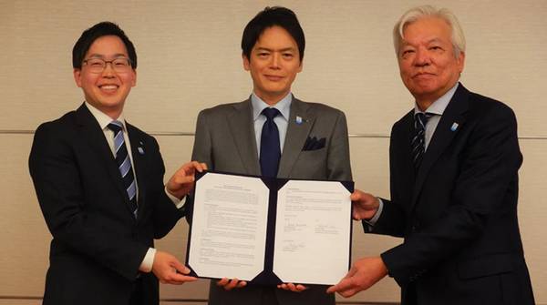 Kohei Yamamoto, Head of Public Affairs-Japan, Maersk, Dr. Takeharu Yamanaka, Mayor of Yokohama and Masashi Fujii, President of Mitsubishi Gas Chemical signed the MOU. (Source: Maersk)