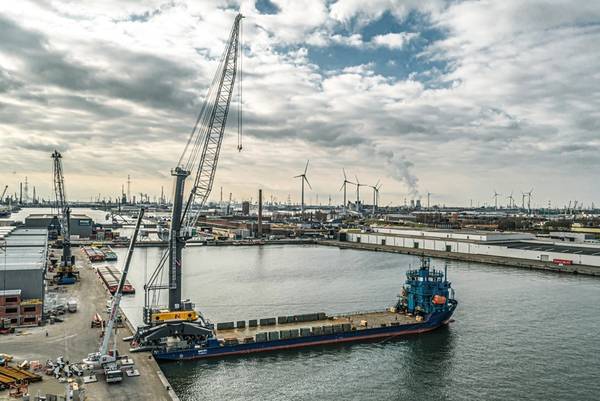 A Liebherr LHM 800 mobile harbour crane will take new dry bulk terminal in the Port of Antwerp to the next level (Photo: Liebherr)