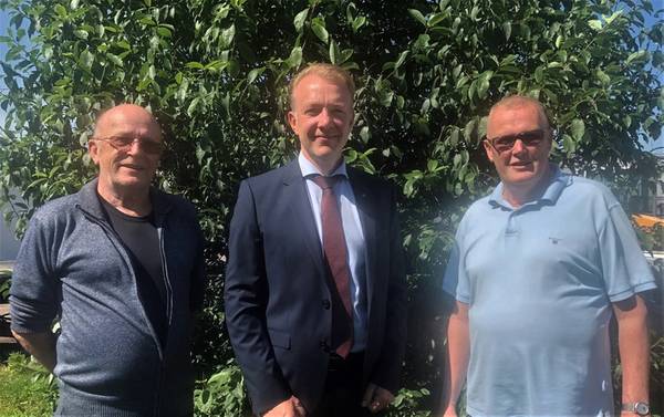 Hans Liewendahl (left), Chairman and Göran Lönn (right), Managing Director of Mälaragent AB with Johan Ehn (centre), Managing Director, GAC Sweden. (Photo: GAC)