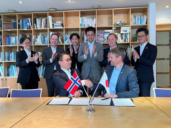 Makoto Iida, General Manager, MSI Marine and Aviation Underwriting Division (left) and SAYFR Chief Executive Officer Johan Rostoft, here signing the MOU agreement. Image courtesy SAYFR