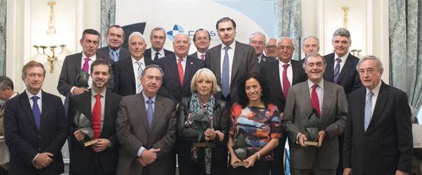 Maria Teresa Pisabarro Castanedo, Manager DNV GL Academy Spain (3rd from the right) accepted the “Impulso a la Formacion” award on behalf of DNV GL. (Photo courtesy: DVN GL)