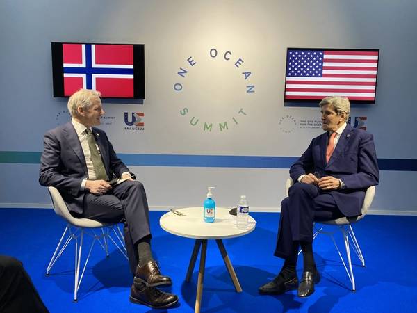 Norwegian Prime Minister Jonas Gahr Støre and US Special Presidential Envoy on Climate John Kerry at the One Ocean Summit in Belgium in February 2022. (Photo: Office of the Prime Minister of Norway)
