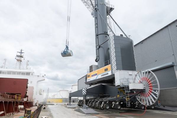 The LHM 800 in operation at the Port of Rotterdam, recently handed over to Marcor. © Liebherr