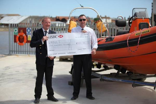 Eric Plance presents donation to RNLI (Credit Fendercare) 