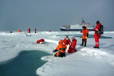 Polarstern Backdrops Scientific Expedition: Photo credit Alfred Wegener Institute 