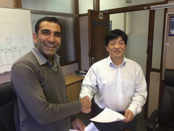 Prasheen Maharaj (left), CEO of Southern Africa Shipyards, seals the deal with Ye Fengsheng of China Shipbuilding Trading Company. (Photo courtesy of SAS)