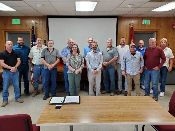 Representatives of Great Lakes Dredge and Dock Company, International Port of Memphis and USACE. (Photo: Jessica Haas / USACE)