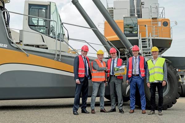 Representatives from Kloosterboer and Liebherr celebrated the official hand-over of the new Liebherr port equipment to handle fruits in Vlissingen (Photo: Liebherr)