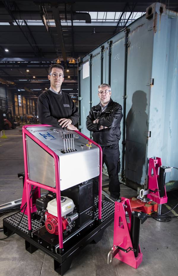 (L-R) Richard Bradley, Finance Director, Dyer Engineering, and Graeme Parkins, Managing Director, Hy-Dynamix with the new Hy-Weigh Container Weighing solution (Photo: Hy-Dynamix)