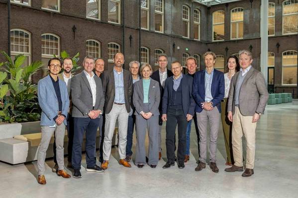 From left to right: Arjan van der Pal, Michiel de Jong, Jon Robinson, Mark Wootton, Klaas Pieter van Til, Frank Wetzels, Marije Hulshof, Jasper de Wit, Yvo Saanen, Johan van Voorthuizen, Martijn Coeveld, Willemijn Pols, Erik Oostwegel. © Haskoning/Portwise