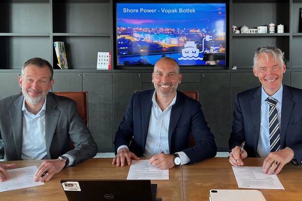 Left to right: Boudewijn Siemons, Chief Operating Officer, Port of Rotterdam; Walter Moone, Managing Director, Vopak Rotterdam Botlek; and Lucas Vos, President, Stolt Tankers (Photo: Stolt Tankers)