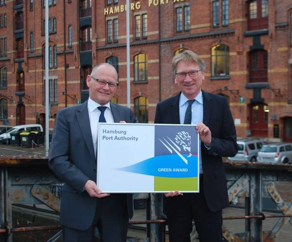 From left to right: Mr. Fransen (Managing director, Green Award Foundation), Mr. Wolfgang Hurtienne (Managing Director, Port of Hamburg Authority).