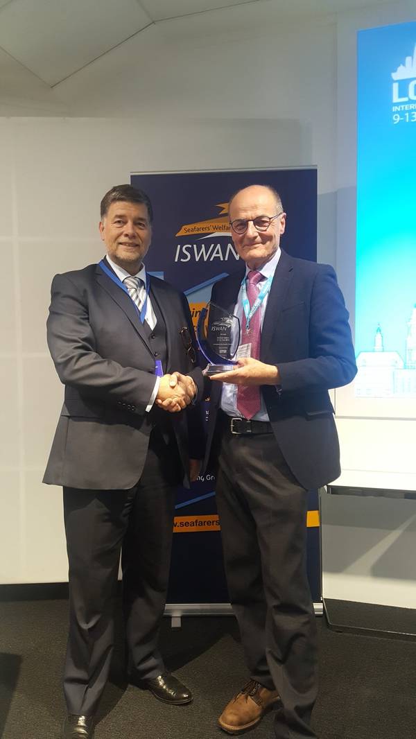 Ronald Spithout, President of Inmarsat, presents ISWAN's Seafarer Centre of the Year award to LSC CEO John Wilson. (Photo: ISWAN)