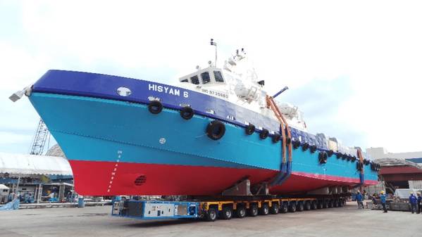 Safely stowed: the HISYAM 6 rolls forward on 6+10 K 25 H SP and K 25 H axle lines from the production hall in the direction of the water´s edge. (Photo: Huationg)