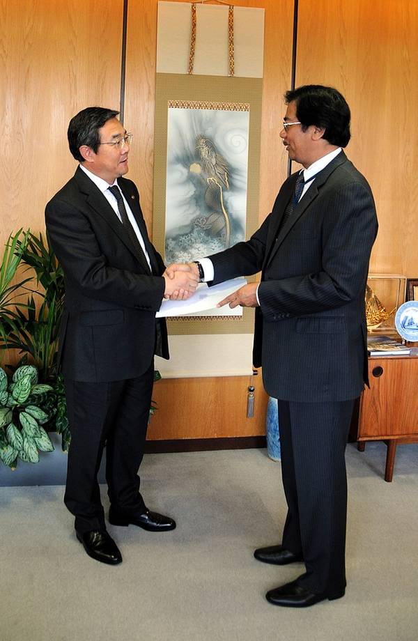 IMO SecGen, Indonesian Ambassador: Photo credit IMO