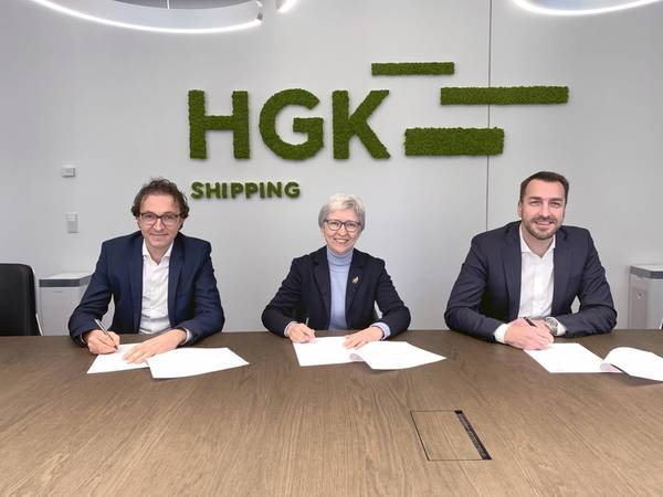 HGK Shipping เป็นผู้ถือหุ้นแต่เพียงผู้เดียวของ BeKa HGK GmbH ตั้งแต่วันที่ 14 ธันวาคม 2022 (จากซ้าย) Christian Möhrmann, CFO HGK Shipping, Monique Hezel-Reyntjens, กรรมการผู้จัดการ BeKa HGK, Steffen Bauer, CEO HGK Shipping  รูปถ่าย: HGK Shipping GmbH