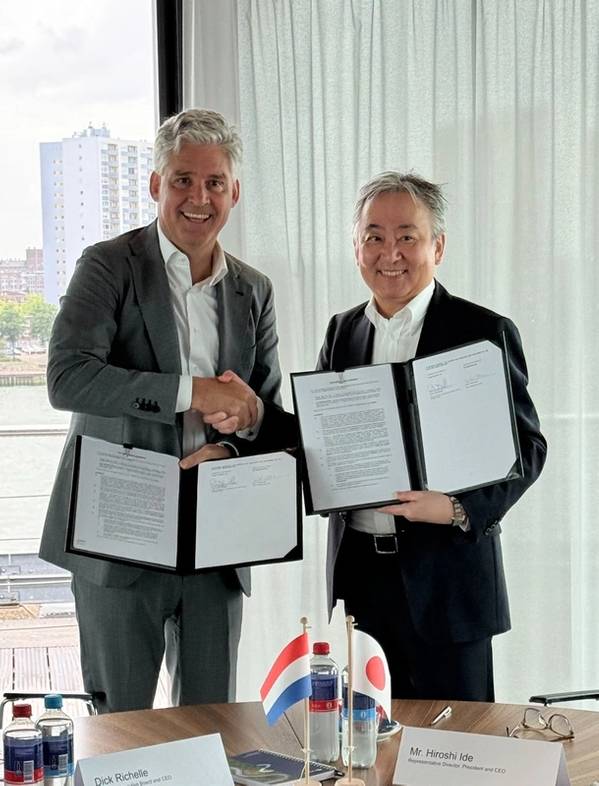At the signing ceremony, Dick Richelle (left), Chairman of the Executive Board & CEO of Royal Vopak and Hiroshi Ide, President and CEO of IHI. © Vopak