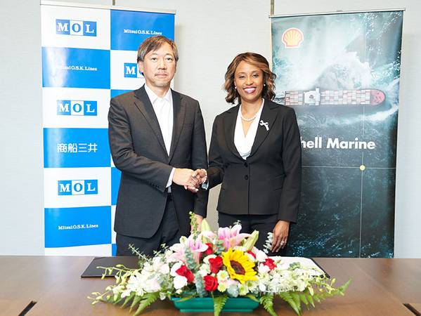 At the signing ceremony in Singapore. Mr. Kazuhiro Takahashi, Executive Officer of MOL and Ms. Melissa Williams, President of Shell Marine (Photo: MOL)