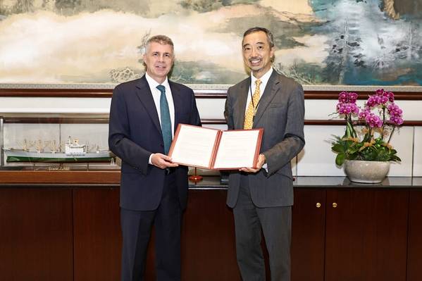 Stephen Ng, Director of Trades of OOCL, received the verification certificates from John Rowley, Managing Director, Management Systems & Inspection Services at Lloyd’s Register. (Photo: Lloyd’s Register)