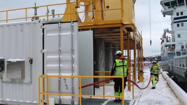 The Swedish port of Gävle recently became one of the first in the world to successfully connect a tanker vessel to a shoreside electricity system provided by Cavotec. (Photo: Terntank)