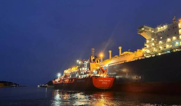 Transfer carrier Coral Furcata delivers LNG to FSRU Neptune at Deutsche ReGas's Terminal, Lubmin, Germany. Image courtesy S5 Agency World