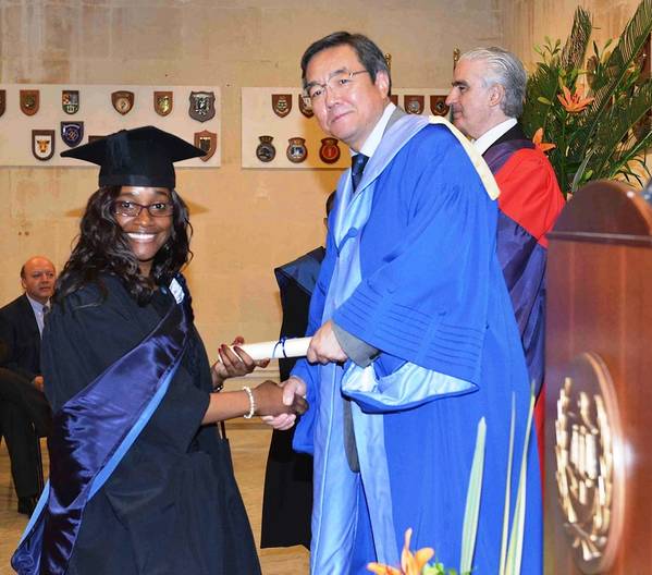 Vannessia Stewart receives her award from the IMO Secretary General.