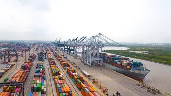 A vessel being worked on at Port Houston’s Barbours Cut Container Terminal. © Port Houston