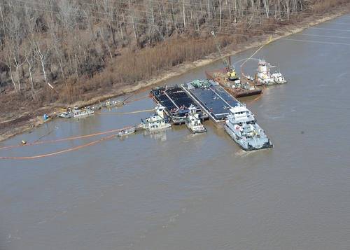 Vicksburg Oil Spill Incident: Photo credit USCG