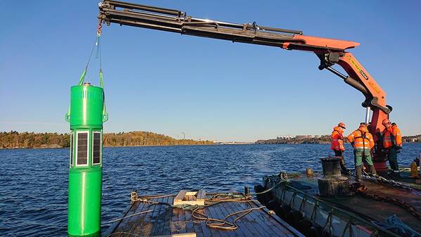 The buoy is 10m tall, with 3.5m visible above the water surface. It measures 80 centimetres in diameter and is equipped with an LED lamp. A ten meter-long cable chain and seven ton concrete attachment ensures that the buoy is securely anchored on the sea bed. Photo courtesy Ports of Stockholm