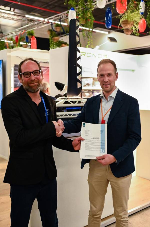 Tom Wolodarsky, Senior Surveyor and Lead Specialist WASP, LR (left) presenting the AiP to Hermen de Jong, Innovation Manager, Rondal at Metstrade 2025 in Amsterdam. © LR
