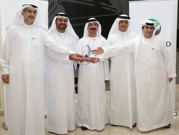 DP World’s Chairman HE Sultan Ahmed Bin Sulayem, Vice Chairman HE Jamal Majid Bin Thaniah, Group CEO Mohammed Sharaf; Senior Vice President and Managing Director of UAE Region, Mohammed Al Muallem, and COO Mohammed Ali Ahmed holding the Award.