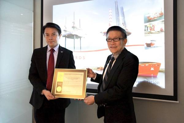 API-2C Certificate Handover Ceremony (L-R: Eric Ho, API Representative, South East Asia & Australia; Lee Kian Soo, Non-Executive and Non-Independent Chairman, Ezra Holdings)