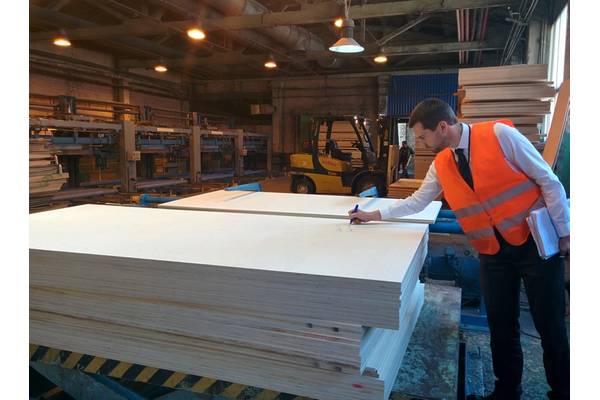GTT's auditor signs of plywood samples for qualification tests. (Photo: Sveza)